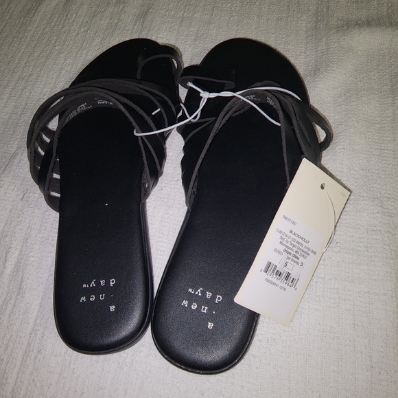A New Day Black Toe Ring Sandals - Picture 7 of 11